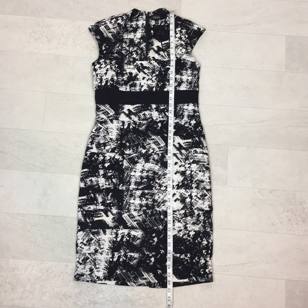 Chaya Dress Sz 10 Black White Sheath Flattering MG - Picture 5 of 6